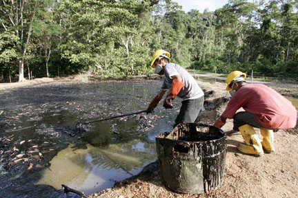 Oil workers clean up a pool of water contaminated by oil in Taracoa, Ecuador, whose residents are part of the class action suit against U.S. oil giant Chevron, in this December 2007 photo. (Photo: Guillermo Granja/Reuters)