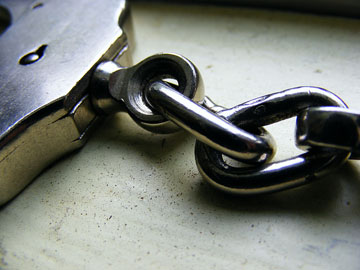 Photo: banspy handcuffs
